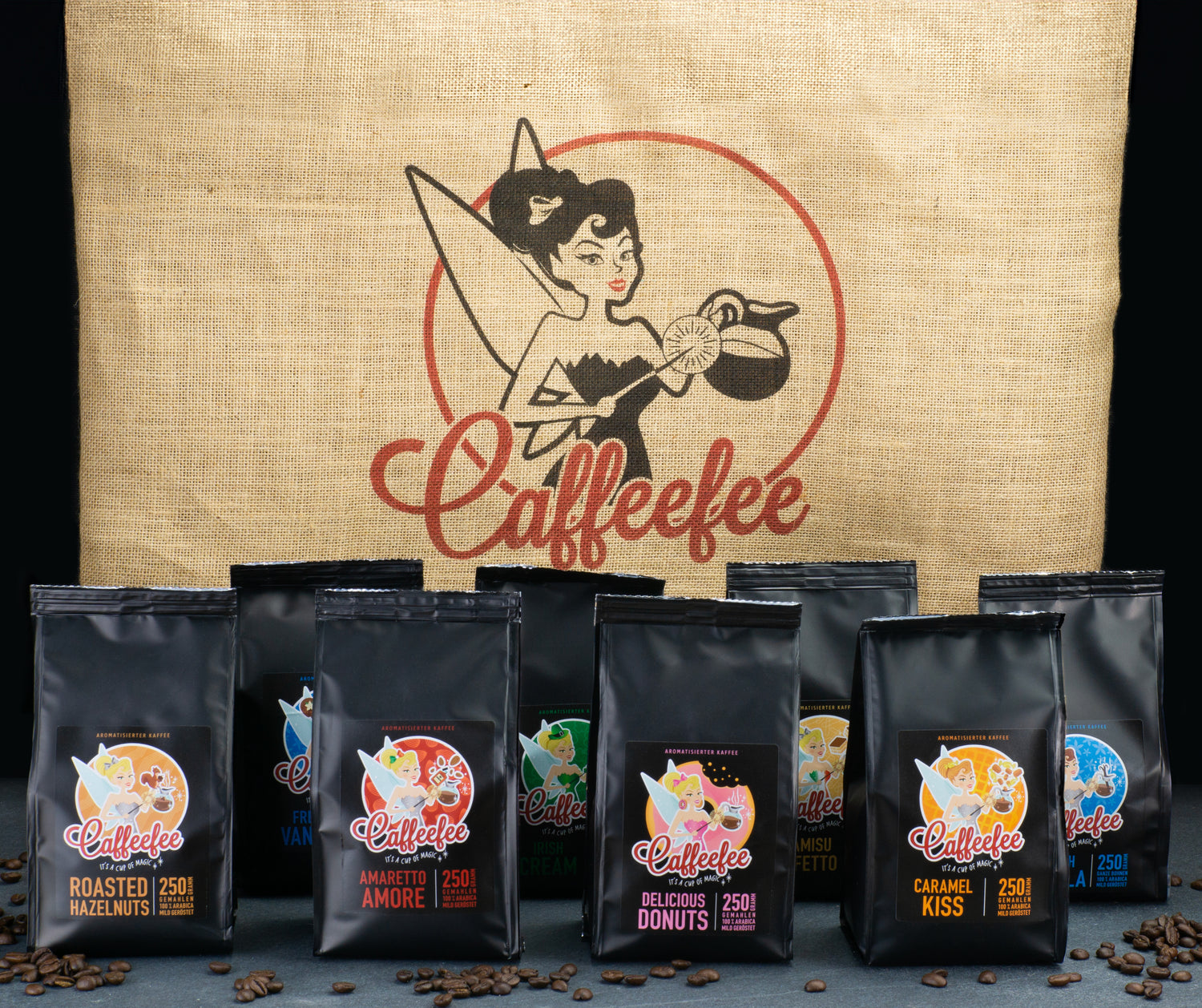 Abbildung aller Sorten Caffeefee nebeneinander. Im Hintergrund ein Kaffeesack, der mit dem Caffeefee-Logo bedruckt ist.